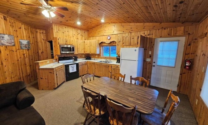 Nevis Cabin | Crow Crest Lodge Resort #8 Waters Edge, Stunning Sunsets, Family Getaway