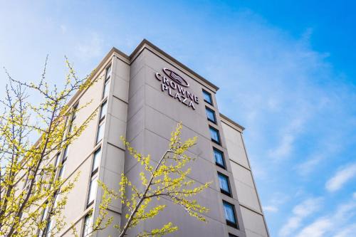 Elizabeth Hotel | Crowne Plaza Newark Airport by IHG