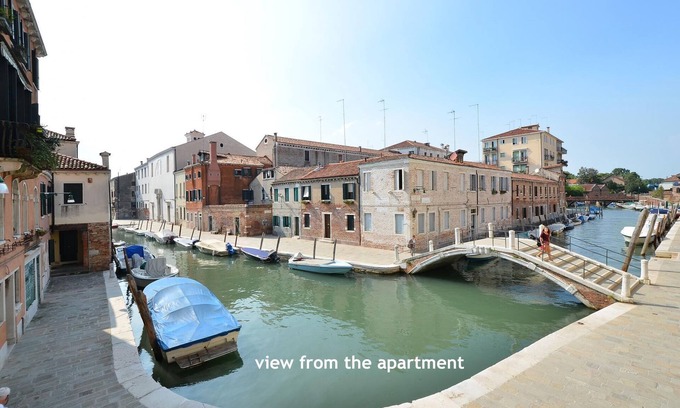 Dorsoduro Apartment | CRUISE PORT, LAGOON, UNIVERSITY with canal view