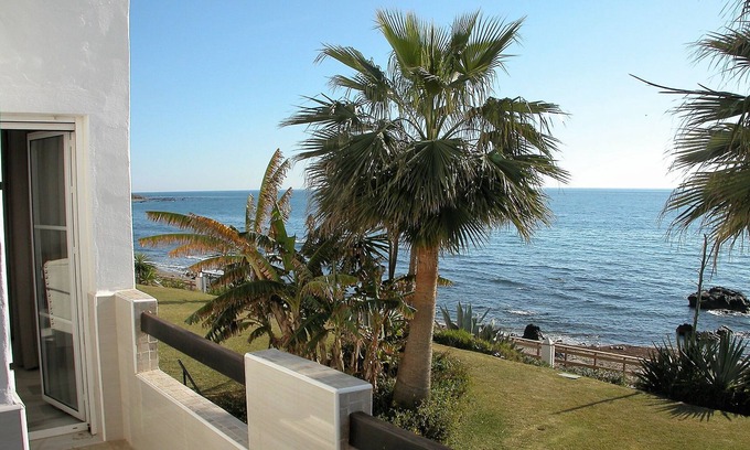 Sitio de Calahonda Apartment | CS160 Charming and spacious beachfront penthouse in Playa Lucera, between Fuengirola and Marbella