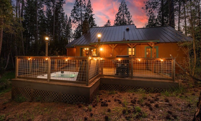 North Wawona House | Cub House- Remodeled cabin INSIDE Yosemite with new hot tub and more!