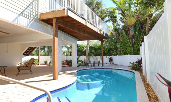 Holmes Beach House | Cuddlefish Cove: Heated Pool, rooftop deck, gorgeous views!