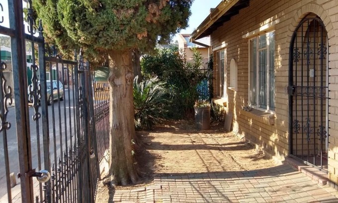 Greater Johannesburg Metropolitan Area House | Cultural Experience in The Heart of Soweto