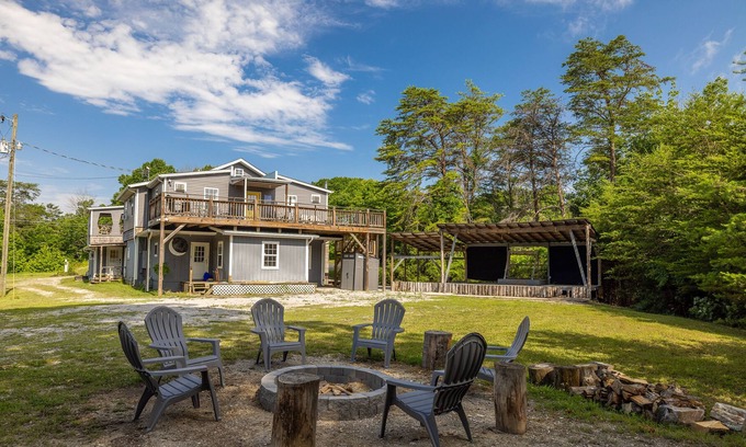 Monticello House | Cumberland Belle Lakehouse - 5 Bedroom, 5 Bath, 10 Bed + more space available