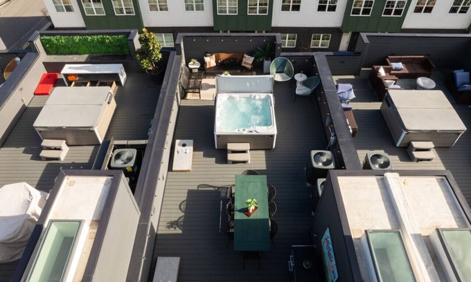 East Bank Apartment | Cumberland Social I Rooftop Hot Tub!