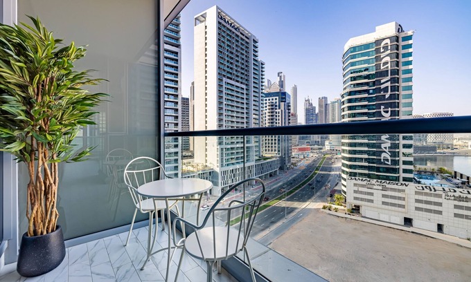 Downtown Dubai Apartment | Curated One Bedroom Apartment 10 Min from Downtown Dubai