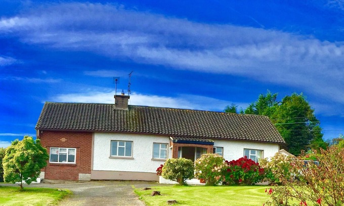 Curracloe House | CURRACLOE~Beach Holiday Location! Co Wexford, 2mins from Beach. Shops & Bars.