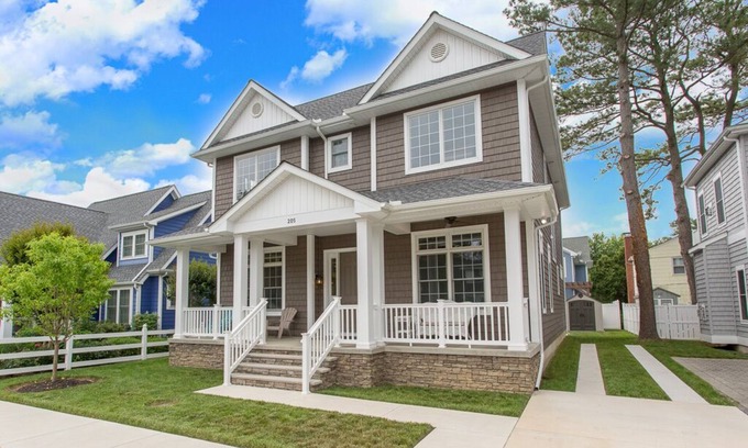 South Rehoboth House | Custom-Built In-Town Luxurious 6 Bedrm, 5 Ensuites+1/2 Bath, 7 mins Beach/Shops