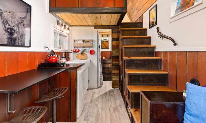 Kerns House | ❤️Custom Tiny w/ Barn Vibes, Pet Friendly, Firepit, Next to PDX's Best Eat