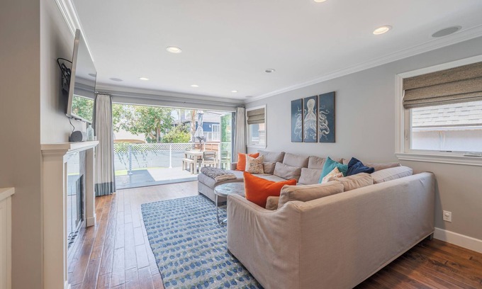Tree Section House | Custom tree section Manhattan beach home, built for luxury and entertaining