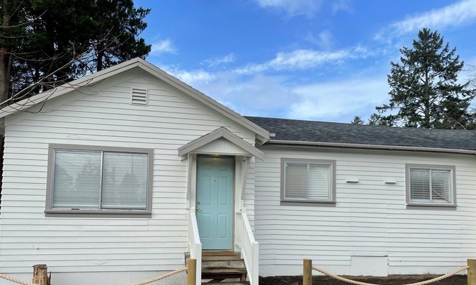 Seaview Apartment | Cute 2 Bedroom, Close to Long Beach and Cape Disappointment, *Off Highway 101*