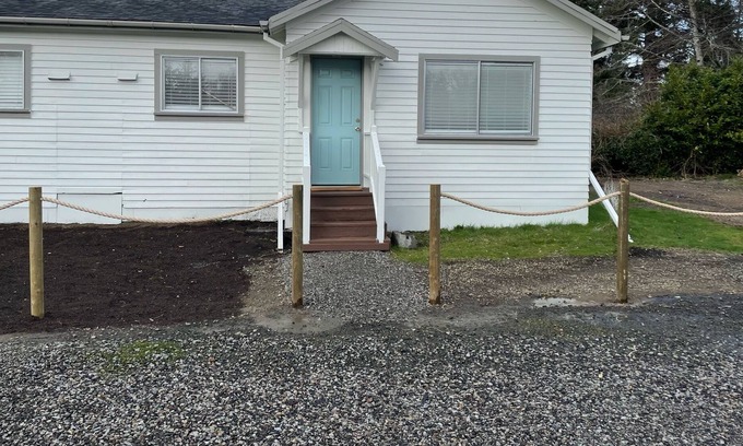 Seaview Apartment | Cute 2 Bedroom, Close to Long Beach and Cape Disappointment, *Off Highway 101*