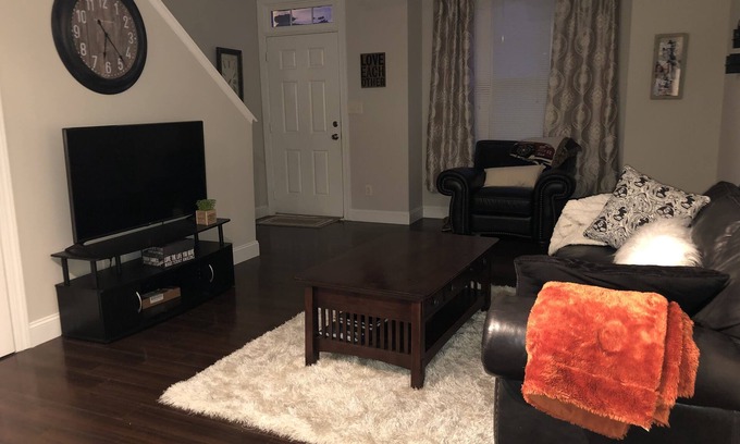 Charlotte House | Cute 2 bedroom Townhome- 10 min from downtown Charlotte
