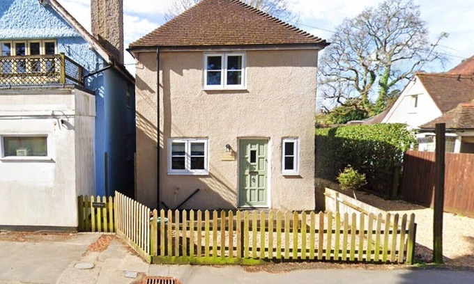 New Forest District Cabin | Cute 3-bedrm cottage, central village location, 5 mins walk from station