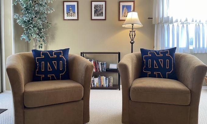South Bend House | Cute 3 BR, 1.5 Ba home. Full kitchen,1.5 mi to ND stadium!