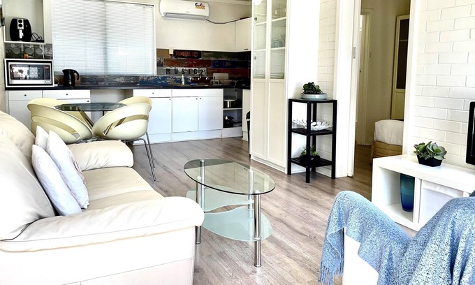 Jolimont Apartment | Cute and affordable park side accommodation