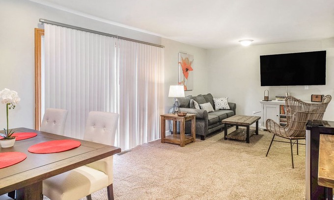 Arborview Neighborhood Apartment | Cute And Stylish 1-Bedroom Apartment. 15 Minute Walk to Downtown Ann Arbor