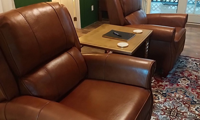 Kennard Cabin | CUTE CABIN WITH HOT TUB, WIFI AND ROKU. QUEEN BED CLOSE TO RATCLIFF LAKE