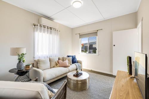 East Toowoomba House | Cute & Cheerful! Close to CBD & Gorgeous Parkland!