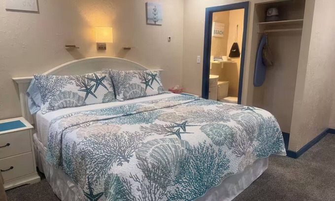 Buzzards Bay Hotel | CUTE, CLEAN KING BED & PRIVATE BATH/WALK TO MAIN ST./EXTENDED STAY