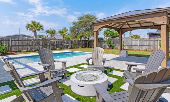 Kiska Beach House | Cute & Coastal with Room for 9, Mins to the Beach + Free Attraction Tickets!