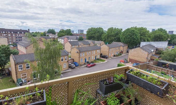 Evelyn Apartment | Cute & Colourful 2Bed w/Patio in Surrey Quays