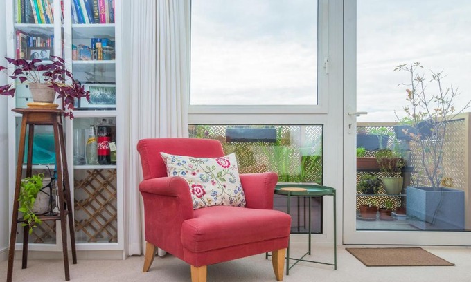 Evelyn Apartment | Cute & Colourful 2Bed w/Patio in Surrey Quays