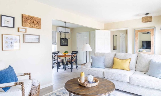 La Grange House | Cute, Comfy & Across from Ice Plant w/Fire Pit | The Lucy