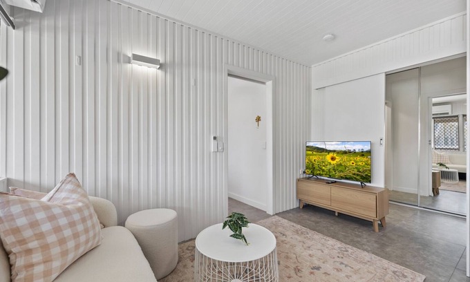 Sunshine Coast Apartment | Cute & Compact, pet friendly apartment easy access to Alex or Mooloolaba beaches