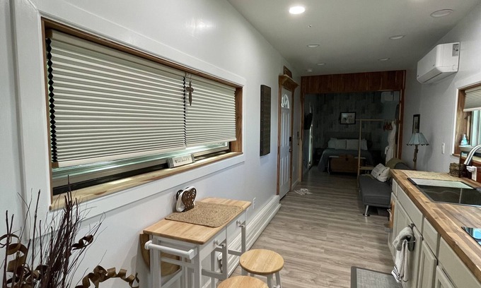 Hot Springs Cottage | Cute Container Cottage with all amenities of home