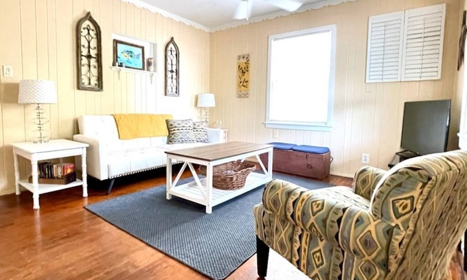 Gulfport Cottage | Cute Cottage In The Heart of Gulfport!
