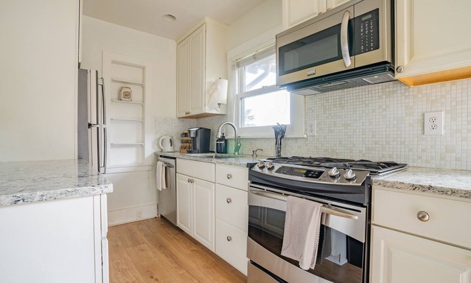 Fairmount Park Cottage | Cute Cottage Near Everything/DT