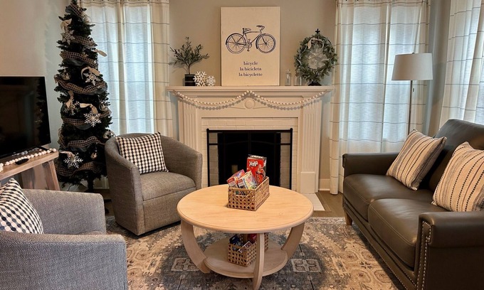 Rogers House | Cute & Cozy Downtown Cottage - Biking, Burgers, & Trails nearby