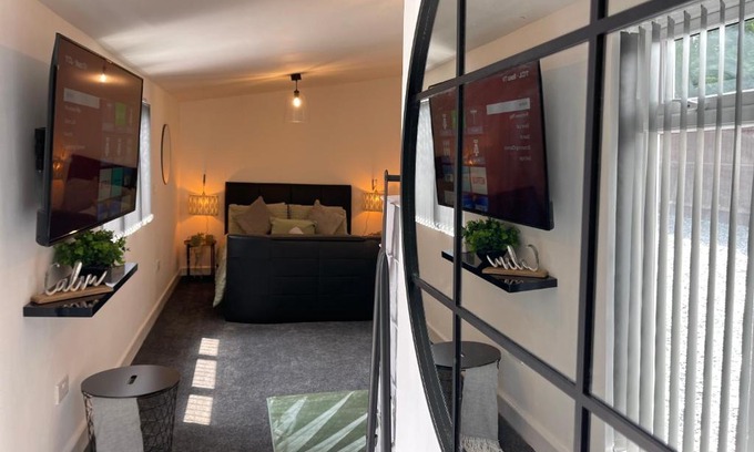 Wolverhampton Apartment | Cute+Cozy Guesthouse for 2 +secure offroad parking