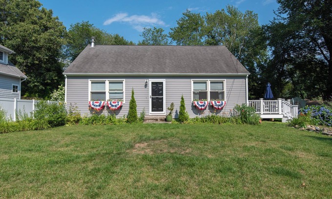 Narragansett House | Cute home in mettatuxet. Available for Summer 2025