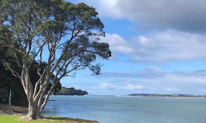 Whangateau House | Cute kiwi bach and separate modern cottage with sea views