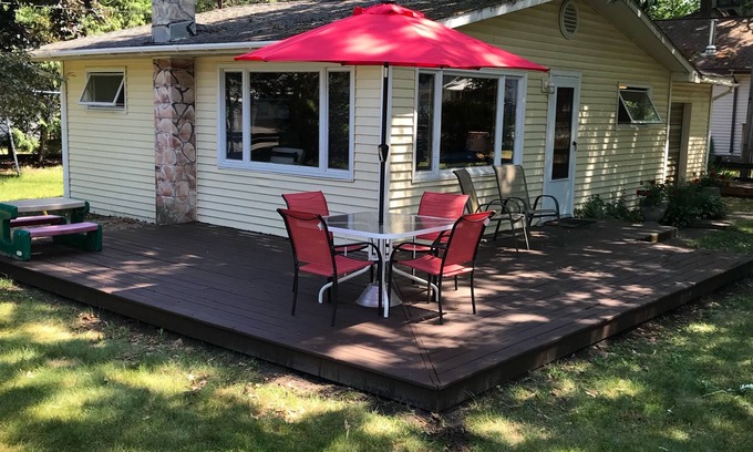 Silver Lake Cottage | CUTE RETRO cabin, RELAX here, AC, Lake view, big yard, assoc. dock, pet friendly