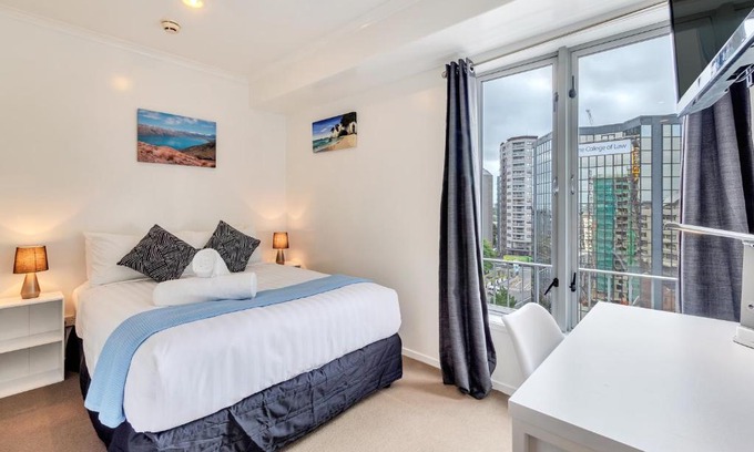 Newton Apartment | Cute studio in the city with a desk l Free WIFI