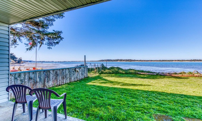 Coos Bay House | Cute Waterfront Cottage with Private Washer/Dryer & Wonderful Views of the Bay