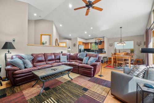 Wildernest House | Cutty Sark Court #1 3BR Mountain Views townhouse