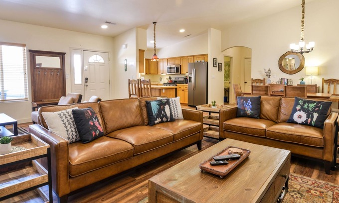 Moab House | CW419 *Newly Updated Kitchen* 3 Bed/2 Bath Elegant Townhome, Located in the Heart of Downtown