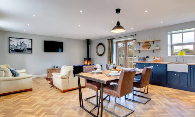 Llanllyfni House | Cwrt y Llyn in Caernarfon