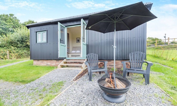Ammanford House | Cwt Gwyrdd - One Bedroom House, Sleeps 2