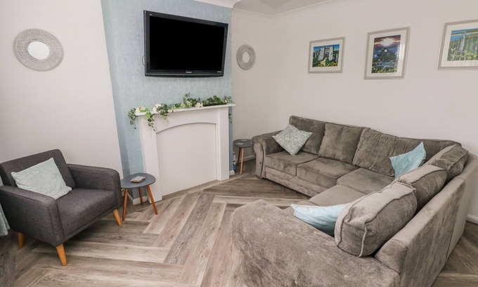 Burry Port Cottage | CWTCH AR Y MOR, pet friendly, with hot tub in Burry Port