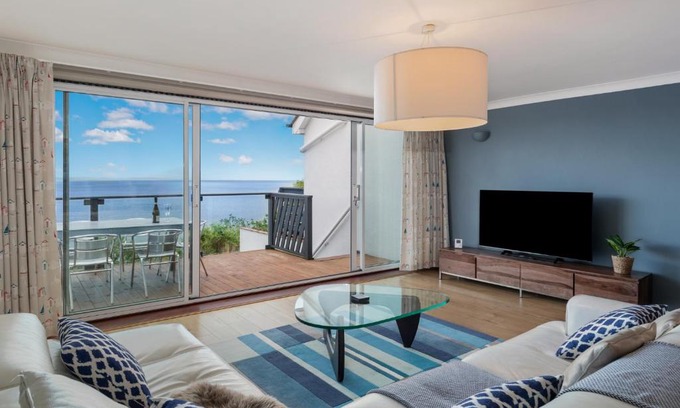 Saundersfoot House | Cystanog Fach - Spectacular Sea Views, Balcony and Terrace, Parking