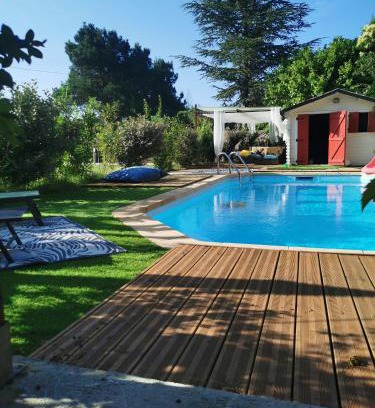 Aubagne Ski Chalet | Dépendance cosy entre jardin et jacuzzi privés et piscine partagée
