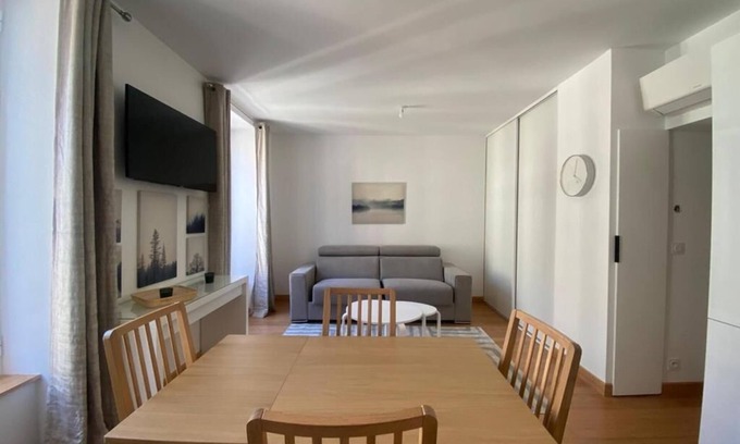 Liberation Apartment | Détendez Vous Dans cet Appartement 2 Pièces Calme Élégant Rénové Entièrement