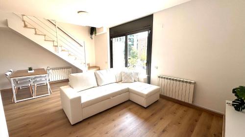 Terrassa Apartment | Dúplex zona olimpica by Prestigi