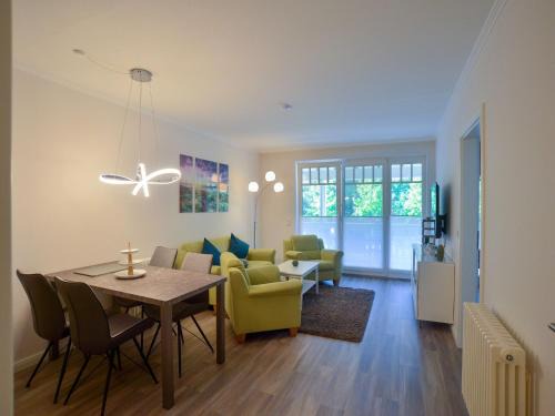 Binz Apartment | Dünenpark Binz - Komfortplus Ferienwohnung mit 2 Schlafzimmern und Balkon im Obergeschoss 005