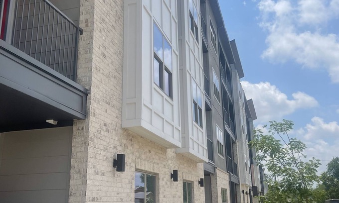 Forest Park Apartment | D&D Luxury Relaxing Loft Home Away From Home